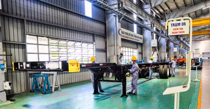 Kiểm tra, hoàn thiện sản phẩm sơmi rơmoóc trong nhà máy.