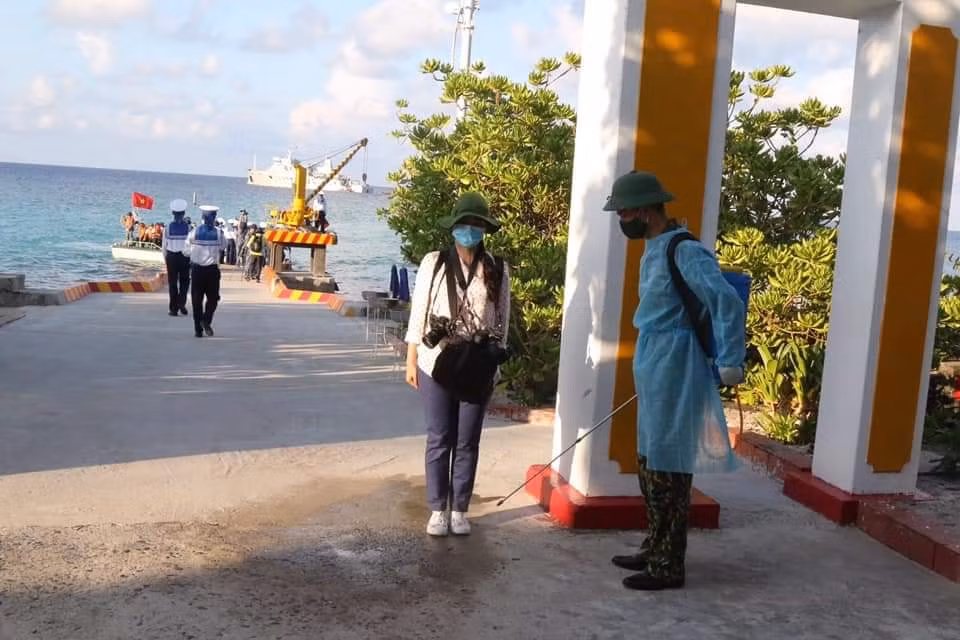 Không chỉ trên đất liền, tác nghiệp ở Trường Sa việc phòng dịch luôn được duy trì, ngoài việc chăm sóc sức khỏe trước khi ra huyện đảo, phóng viên còn phải tuân thủ các biện pháp phòng chống dịch. Trong ảnh nhà báo Nguyện Ánh - Báo Hànộimới lần tác nghiệp ở Trường Sa năm 2021. Ảnh: Cảnh Huệ