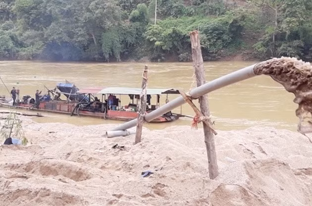 UBND tỉnh Lào Cai vừa quyết định xử phạt hành chính hơn 370 triệu đồng 4 doanh nghiệp khai thác cát sỏi trên sông Hồng có nhiều sai phạm so với luật bảo vệ môi trường. Ảnh TL