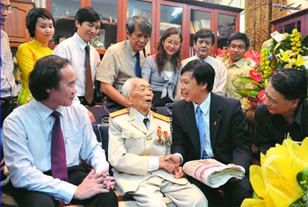 Đại tướng Võ Nguyên Giáp tiếp Tổng Biên tập Hồ Quang Lợi và các cán bộ, phóng viên báo Hà Nội mới ngày 7/5/2009. Ảnh: Tiến Thành