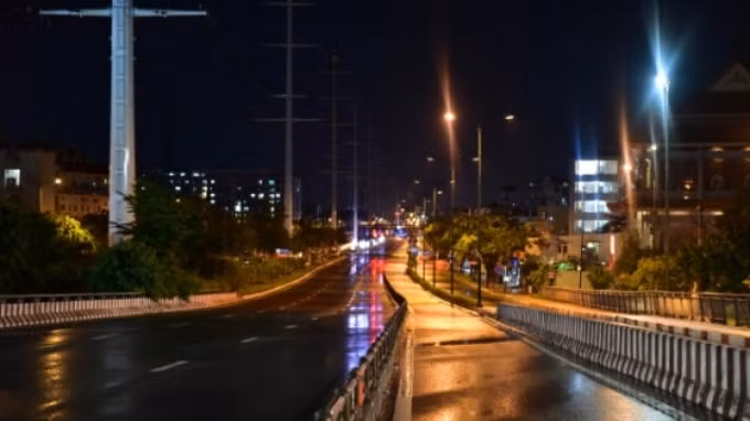 Đường phố vắng bóng người trong thời gian giãn cách.