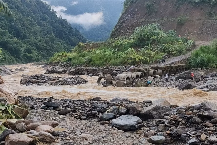 Mưa lũ liên tiếp đã khiến tuyến đường ĐT.109 ở Sơn La sạt lở nghiêm trọng. Ảnh: laodong.vn
