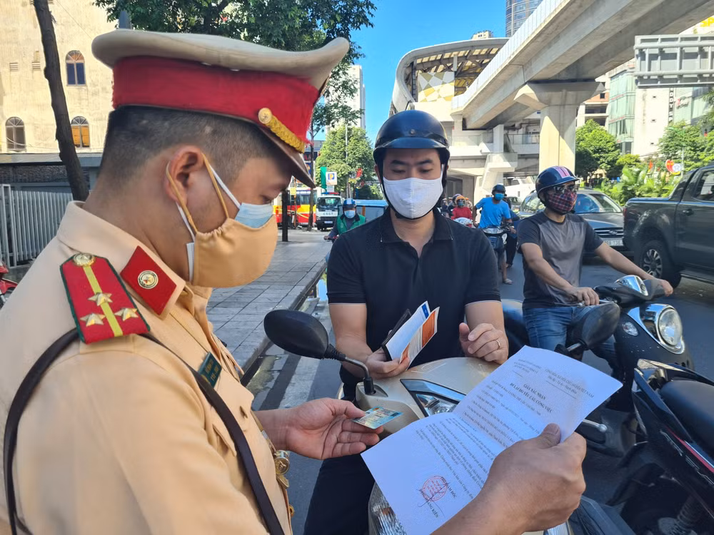 Công an TP.Hà Nội phát hiện, xử lý vi phạm hành chính các trường hợp vi phạm về giãn cách xã hội. Ảnh: kinhtedothi