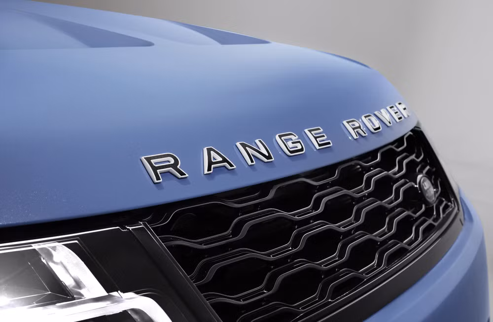 Mui xe được sơn đen Gloss Narvik Black. Ảnh: Land Rover