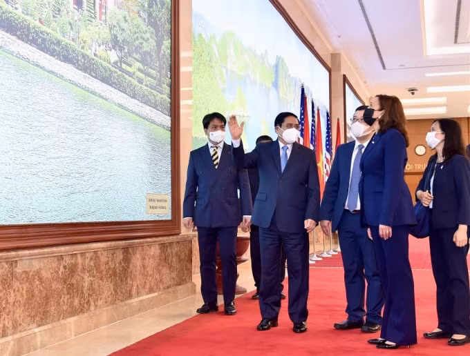 Thủ tướng Phạm Minh Chính giới thiệu với Phó Tổng thống Mỹ những hình ảnh về đất nước, con người Việt Nam.