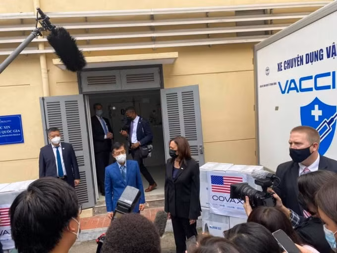 Phó tổng thống Mỹ, bà Kamala Harris đã đến thăm và làm việc với Viện Vệ sinh dịch tễ Trung ương (ảnh TL).