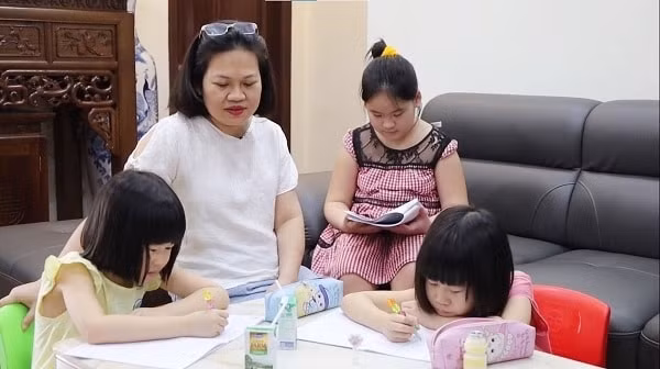 Đối với các gia đình có nhiều con nhỏ như gia đình chị Dung thì chi phí mua sữa cho các con hàng tháng chiếm phần đáng kể trong chi tiêu hàng ngày