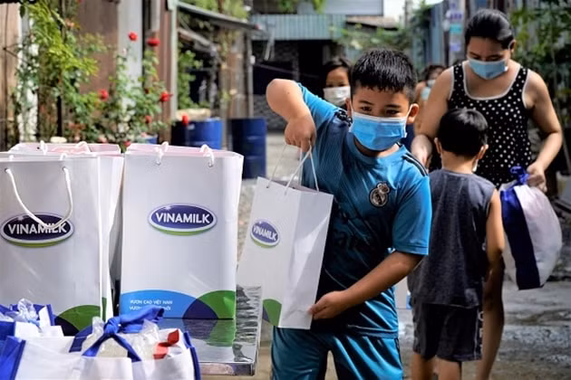 Những món quà dinh dưỡng được Vinamilk và Thành đoàn TP.HCM gửi đến cho bà con lao động tại Quận Bình Tân
