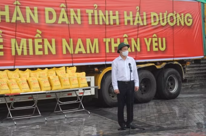 Ông Triệu Thế Hùng, Phó Bí thư Tỉnh uỷ, Chủ tịch UBND tỉnh phát biểu tại lễ xuất quân