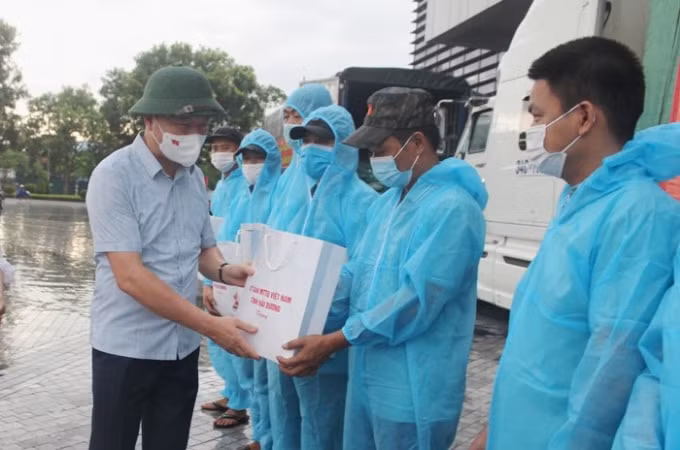 Bí thư Tỉnh uỷ Phạm Xuân Thăng tặng quà cho lực lượng lái xe vận chuyển gạo vào miền Nam