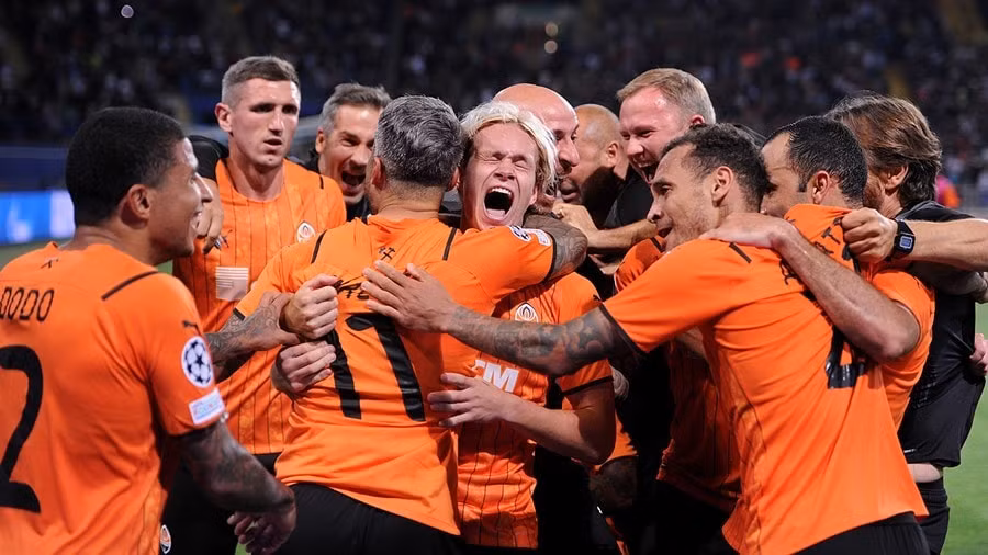 Niềm vui vỡ òa của các cầu thủ Shakhtar Donetsk sau khi giành vé dự Champions League 2021/22. Ảnh: internet