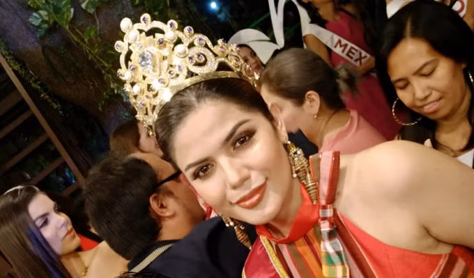Sharifa Akeel vướng điều tiếng khi yêu nghị sĩ đáng tuổi cha