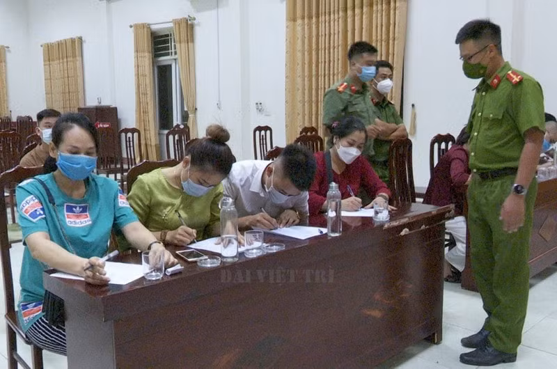 Hình ảnh nhóm người bị lập biên bản xử phạt vì tụ tập tổ chức và tham gia hầu đồng giữa mùa dịch Covid-19. Ảnh: CA