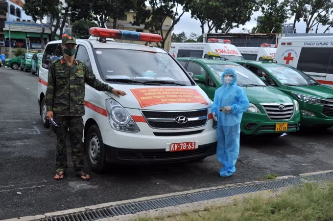 Không chỉ sinh viên, những người lính cũng tham gia vào đội hình tình nguyện này.