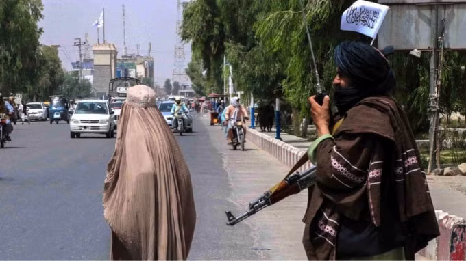 Quân Taliban đã cảnh báo rằng những người phụ nữ tại Afghanistan không nên đi ra đường vì những người lính của họ không được huấn luyện để tôn trọng phụ nữ. Ảnh: BBC.