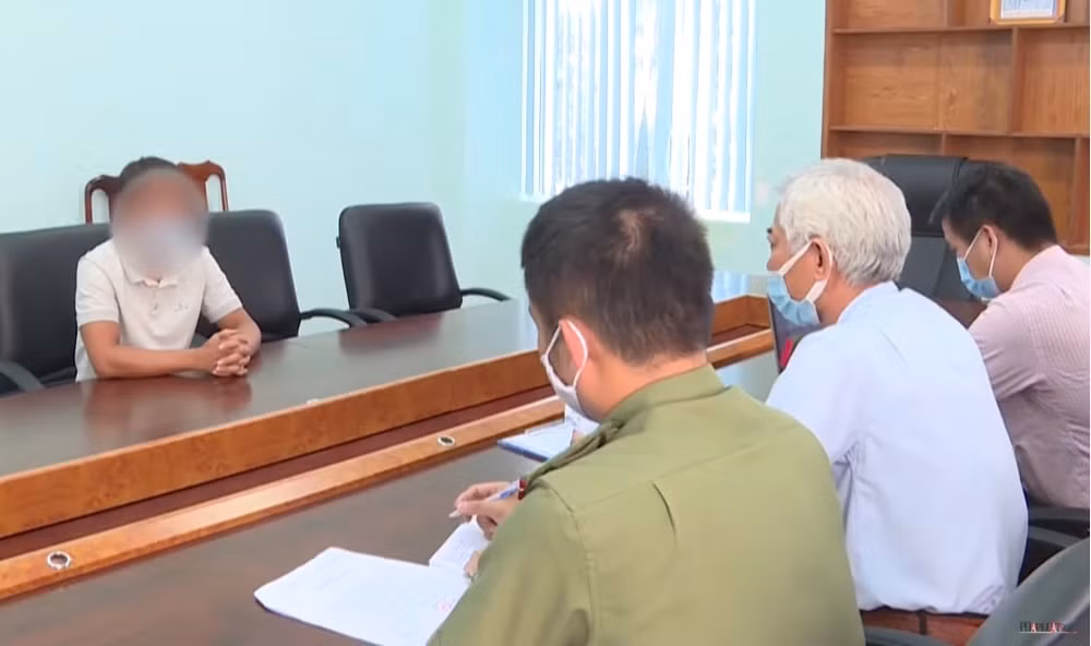 Xử phạt 1 trường hợp đăng tin nước hồ bơi có thể vô hiệu hóa COVID-19. Ảnh: Báo Pháp Luật TP.HCM