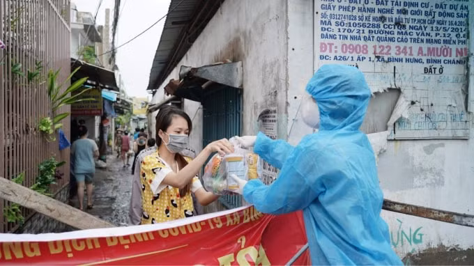 Chương trình “Gói tình Shark Liên - Gửi nghĩa đồng bào” mang từng phần quà đến tận tay các gia đình khó khăn vì dịch covid-19