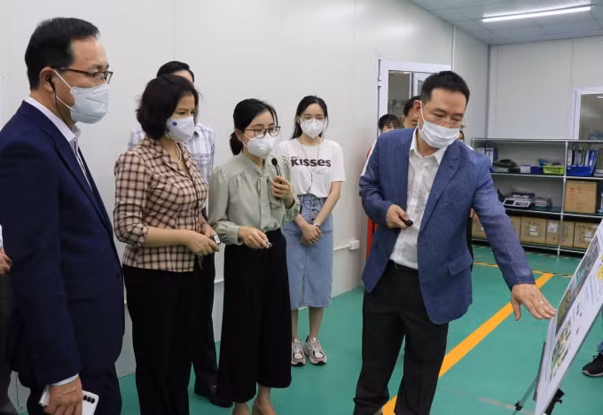 Chủ tịch UBND tỉnh Bắc Ninh Nguyễn Hương Giang tham quan tại Công ty Cổ phần Hanpo Vina JSC