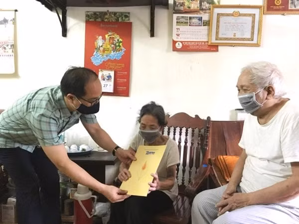 bao tuoi tre thu do tang 200 suat qua cho cac ho ngheo o quan hoang mai hinh 2