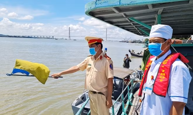 khuyen khich don vi van tai uy quyen lam thu tuc ra vao cang ben thuy noi dia hinh 1