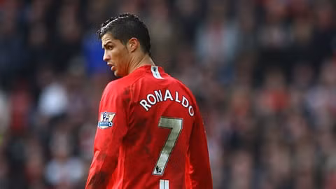 ronaldo co the mac ao so may khi gia nhap man utd lan 2 hinh 1