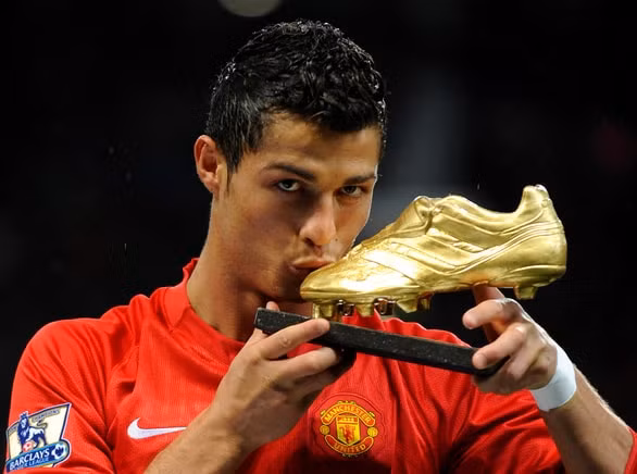ronaldo chap nhan giam nua luong de ve man utd hinh 1