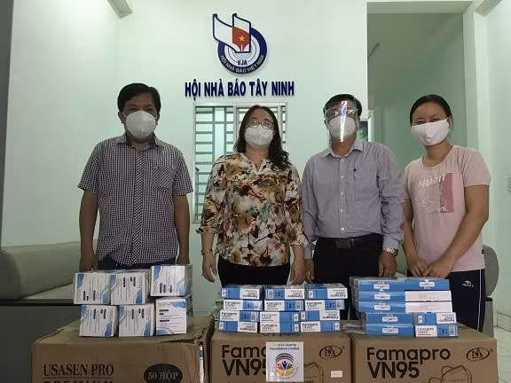 hoi nha bao tinh tay ninh trao tang 10000 khau trang y te cho 4 co quan bao chi tren dia ban hinh 1
