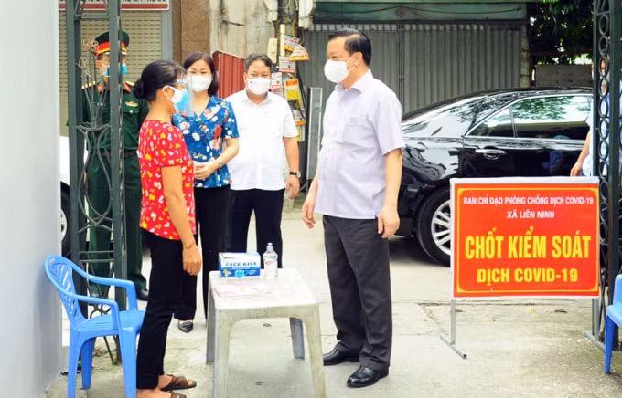 Bí thư Thành ủy Hà Nội Đinh Tiến Dũng, Phó Bí thư Thường trực Thành ủy Nguyễn Thị Tuyến kiểm tra công tác phòng, chống dịch Covid-19 tại chốt kiểm soát dịch xã Liên Ninh (huyện Thanh Trì).