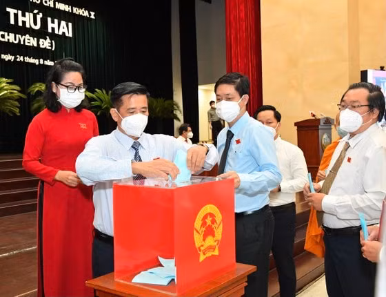 Bầu chức Chủ tịch TP. HCM bằng hình thức bỏ phiếu kín.