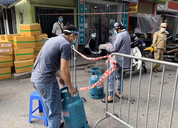 Vận chuyển gas tại chốt mềm trên địa bàn phường Văn Chương. Ảnh: Quỳnh Anh
