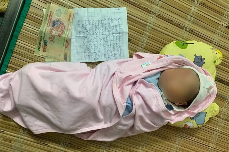 Hình ảnh bé trai bị bỏ rơi. Ảnh: CA xã Hoàng Đan