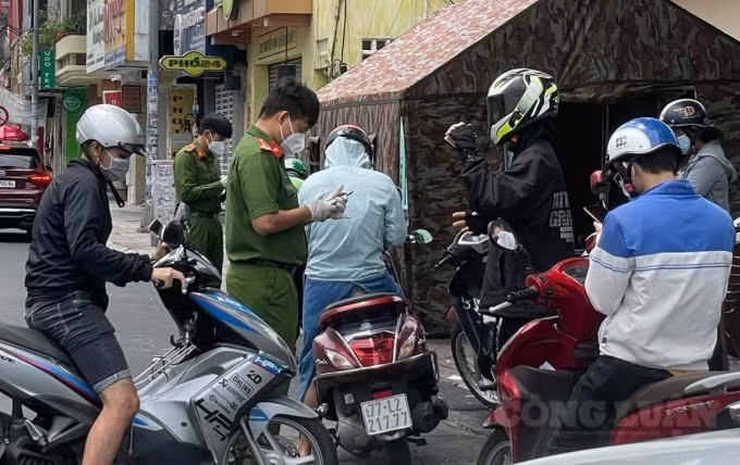 Ngoài 17 đối tượng được cấp giấy lưu thông thì TP điều chỉ và bổ sung một số trường hợp ưu tiên. Ảnh: Thái Sơn
