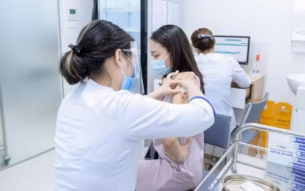 Phụ nữ mang thai nên tiêm hai mũi vắc xin để phòng dịch COVID-19 (ảnh TL).