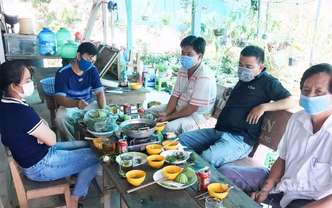 Hiệu trưởng cùng các giáo viên trong trường tổ chức ăn nhậu trong thời gian giãn cách xã hội - Nguồn: Báo An Giang