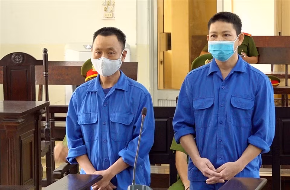 Hai đối tượng Rồng và Tèo tại phiên xét xử. Ảnh: laodong.vn