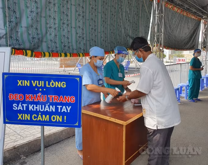 Nhiều địa phương tăng cường các biện pháp phòng, chống dịch cho người dân đến khám, chữa bệnh.