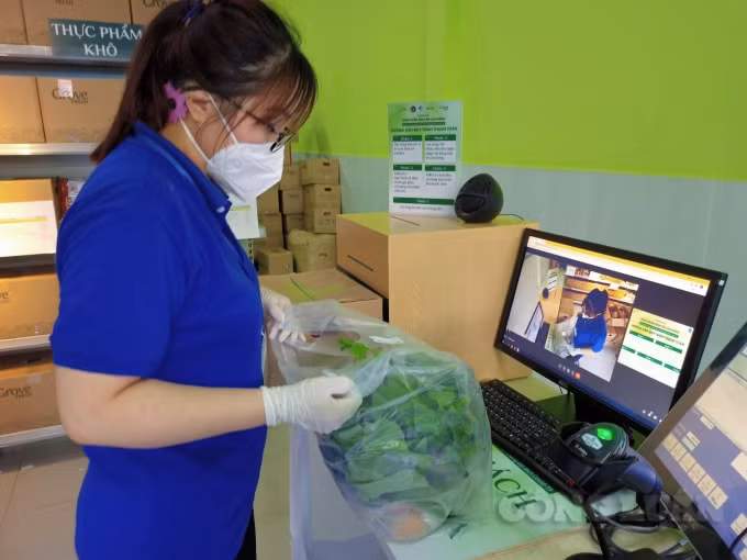 Lực lượng tuyến đầu gồm Công an, Quân đội, Hội Phụ Nữ và chính quyền địa phương sẽ đóng vai trò mua và phân phối hàng hóa đến với các hộ dân