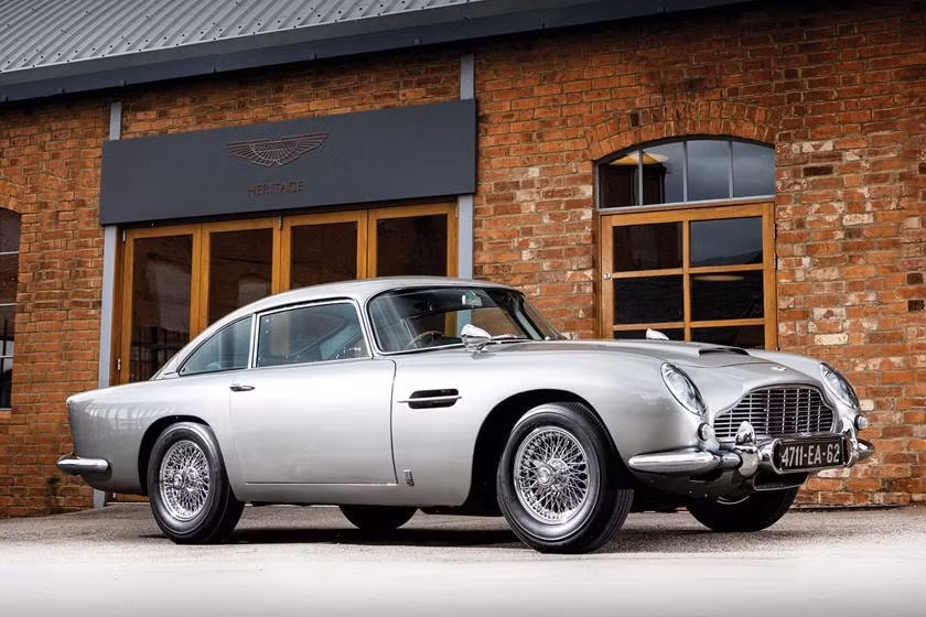 Aston Martin DB5 trong phim James Bond. Ảnh: TL