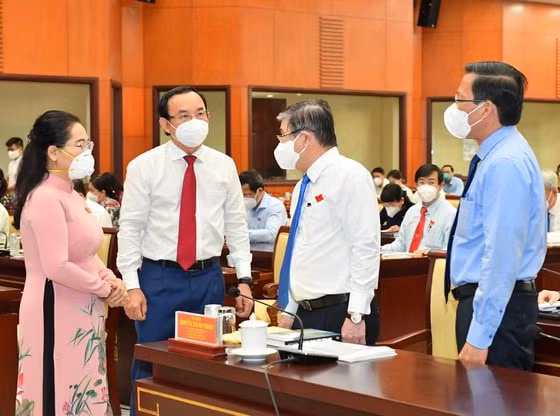 Bí thư Nguyễn Văn Nên trao đổi cùng các lãnh đạo TP. HCM tại kỳ họp thứ hai HĐND TP. HCM khóa X, nhiệm kỳ 2021-2026, sáng 24/8.