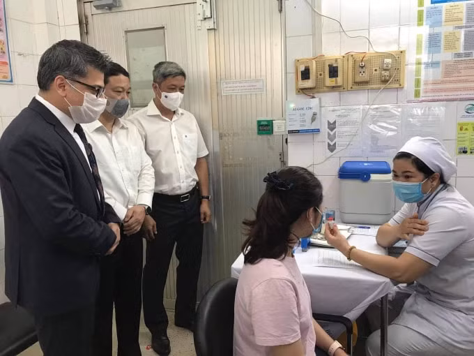 Trước khi tiêm ai cũng được tư vấn (ảnh TL).