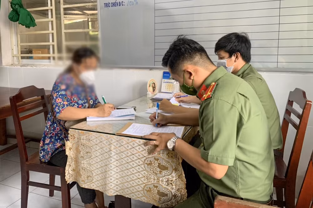 Chủ tài khoản facebook cá nhân “Đỗ Huyền Trân” làm việc với cơ quan Công an. Ảnh: Báo điện tử Cần Thơ