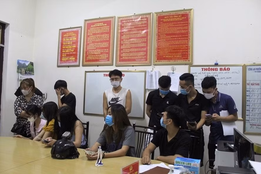 15 thanh niên ở Quảng Ninh tụ tập uống trà chanh giữa mùa dịch tại cơ quan công an. Ảnh: laodong.vn