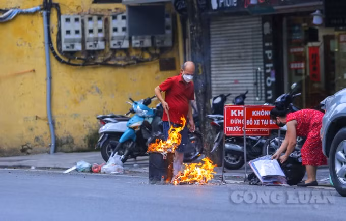Ghi nhận của PV, những ngày này dọc các con phố trung tâm Hà Nội, nhiều người đã đổ ra đường đốt vàng mã.