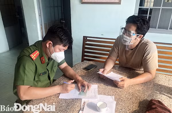 Công an Trảng Dài, TP Biên Hòa, tỉnh Đồng Nai xử phạt người đưa thông tin sai sự thật về số lượng ca nhiễm lên mạng xã hội. Ảnh: Báo Đồng Nai