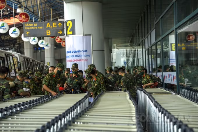 “Đây là thời điểm mà hơn lúc nào hết người dân TP Hồ Chí Minh và các tỉnh phía Nam rất cần đến chúng ta. Vì vậy, chúng ta hãy nhanh chóng, chủ động đến với đồng bào bằng tinh thần xung kích của người lính, bằng trí tuệ, năng lực của người thầy thuốc quân y, mang theo lời dạy của Bác Hồ “Lương y như từ mẫu” - Trung tướng Đỗ Quyết cho biết.