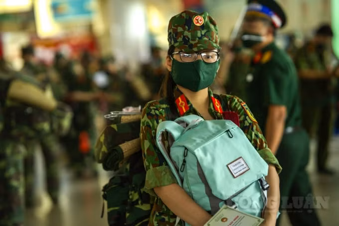 Trước đó, chỉ sau một lời kêu gọi, hàng trăm cán bộ, y bác sĩ, học viên của Học viện Quân y đã viết đơn tình nguyện vào TP HCM.