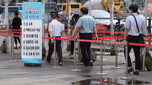 Người dân chờ xét nghiệm COVID-19 tại Seoul, Hàn Quốc. Ảnh: YONHAP