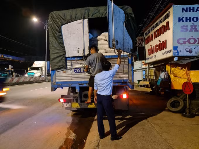 Lực lượng chức năng tỉnh Tiền Giang vừa phát hiện xe “luồng xanh” vận chuyển hàng hóa vi phạm.
