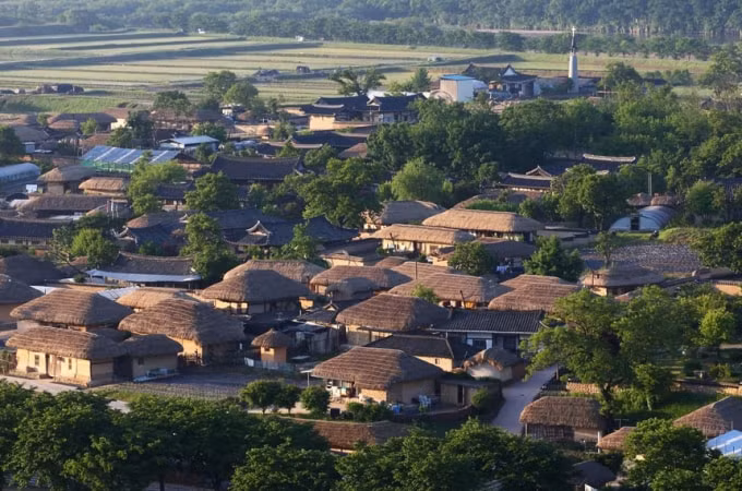 Những mái nhà cổ được bảo tồn rất tốt ở ngôi làng qua hàng trăm năm.