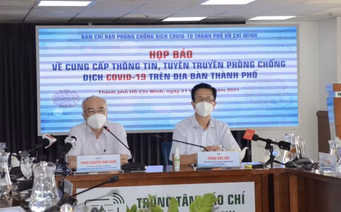 Ông Phan Nguyễn Như Khuê và ông Phạm Đức Hải tại buổi họp báo.